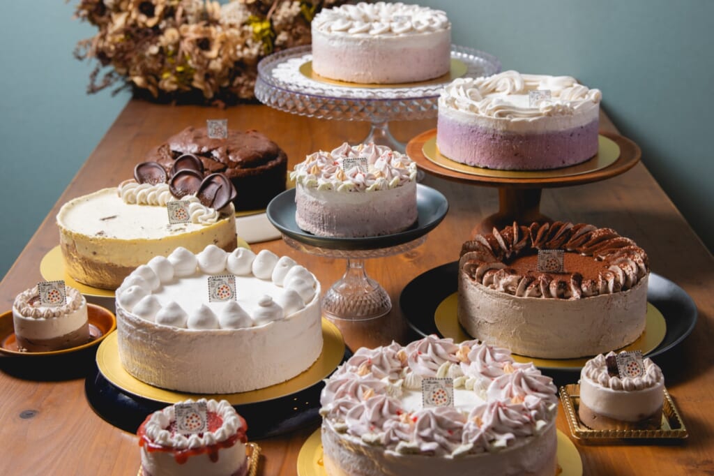 Mutterのケーキがテーブルに並んだ様子